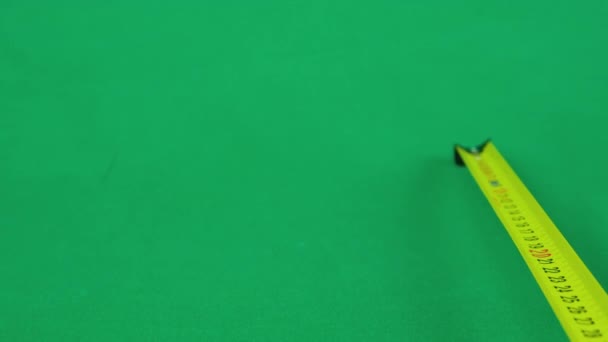 Желтая Лента Рулон Измерительной Ленты Высокое Качество Рекламы Зеленый Фон — стоковое видео