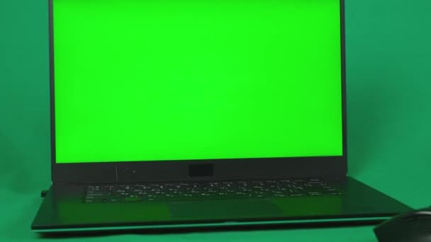 Computadora Portátil Con Pantalla Verde Aléjate Puede Reemplazar Pantalla Verde — Vídeos de Stock