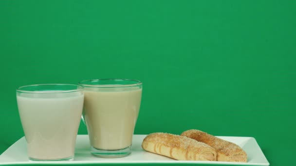 Cameriere Che Mette Due Tazze Caffè Latte Croissant Tavolo Ristorante — Video Stock