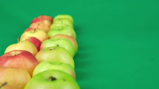 市场上新鲜的苹果非常健康 高质量的苹果不可能登出绿色底色复制空间的广告 — 图库视频影像