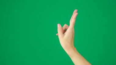 Parmakların 3 'e, 12' ye, 3 'e kadar say. Yeşil renkli arka plan uzayı üzerinde kadın eli. Mesaj öğrenme sayısı için seçmeye karar ver. Yüksek kalite