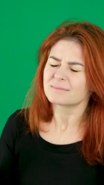 Kızgın olmak, yumruklarını sıkmak, kaşlarını çatmak, yüzünü sıkmak, sinirler, öfke, saldırganlık, psikolojik sorunları içinde tutmak. Orta yaşlı. Yüksek kalite