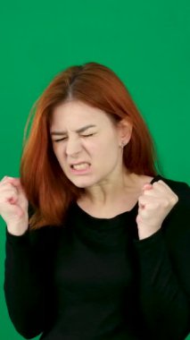 Güçlü agresiflik, kızgın yumruklar dişlerini sıktı. Öfke, olumsuzluk, negatif duyguları at, sonra üzüntü, alt dudağını çıkar, kendine sarıl. Farklı duygular için üzül. 