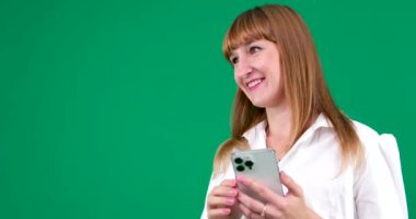 Mutlu genç Asyalı kadın evdeki rahat koltuğunda rahatlıyor, akıllı telefonda sohbet mesajı yazıyor, gülümseyen kız cep telefonu sohbetini kullanıyor. İnternet üzerinden internet alışverişinde tarayıcı bilgileri aranıyor.