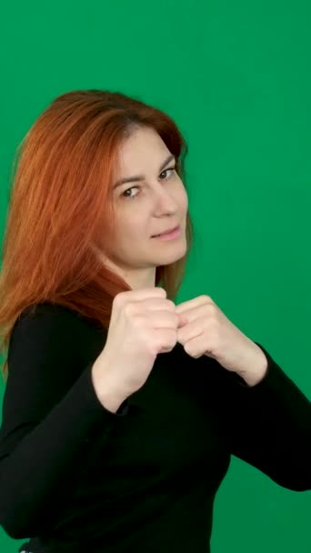 Porträt Einer Jungen Kaukasischen Frau Mit Geballten Fäusten Und Wütendem — Stockvideo