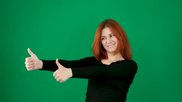 Позитивні Емоції Радість Показують Два Пальці Вгору Посмішкою Рекламний Простір — стокове відео