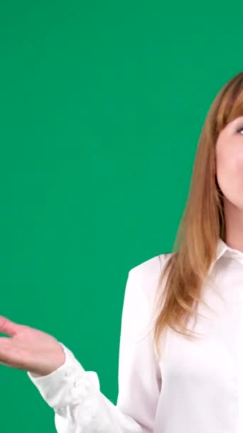 Auf Grünem Chromakey Hintergrund Löst Eine Frau Probleme Schreit Flucht — Stockvideo