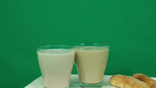 Camarero Poniendo Dos Tazas Café Con Leche Croissant Una Mesa — Vídeos de Stock