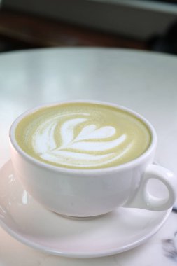 Yarın akşam bir restoranda servis edilecek sütlü yeşil çay eşliğinde beyaz bir fincanda eşleşen içecekler. diyet. Yüksek kalite 