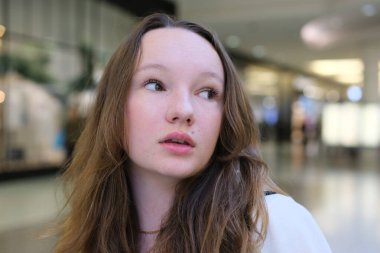 Üzgün, düşünceli genç kız portresi. Makyajsız, gerçek insan. Yüksek kalite fotoğraf