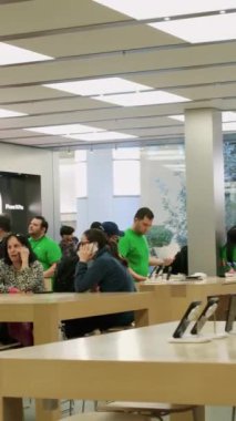 Şehir merkezindeki Apple Store 'da Apple ürünlerini inceleyen insanlar dizüstü bilgisayarları, telefonları ve tabletleri Union Square' deki Apple Store 'da inceliyorlar. Vancouver Kanada İngiliz Kolombiyası 01.02.2024