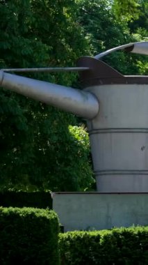 Beacon Hill Parkı, Victoria Kanada BC. Büyük bir sulama tenekesi şeklinde heykel Kanada 'nın bahçesini suluyor 10.27.2023