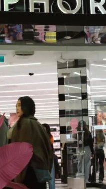 Sephora, büyük bir alışveriş merkezinin kozmetik mağazasının farklı markalarını boyuyor. Kadınlar kişisel bakım için güzel güzellik salonlarını seçiyor. Yüksek kalite Vancouver Kanada British Columbia 01.02.2024