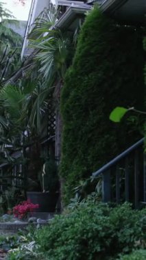 Özel yapım, yerleşim yerlerinde üç katlı garaj kapısı olan lüks bir ev inşa etti. Vancouver Surrey Kanada 'nın banliyöleri. Yüksek kalite 