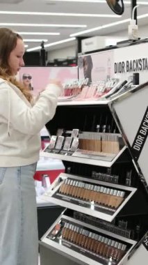 Sephora, büyük bir alışveriş merkezinin kozmetik mağazasının farklı markalarını boyuyor. Kadınlar kişisel bakım için güzel güzellik salonlarını seçiyor. Yüksek kalite Vancouver Kanada British Columbia 01.02.2024