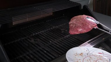 Hamburger için et ve peynirli ızgara. Yemek pişirme konsepti. Yüksek kaliteli dikey video