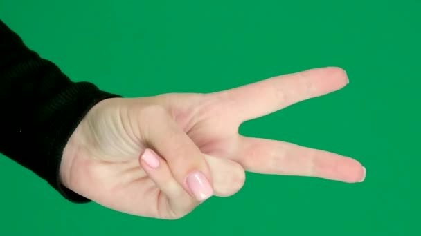 指でカウント フェイストブラックジャケットの手のクローズアップ 緑色の背景染色 高品質で — ストック動画
