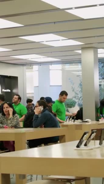 Nova Apple Store Centro Cidade Logotipo Pessoas Examinando Produtos Apple — Vídeo de Stock