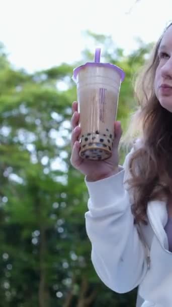 Lahodný Nápoj Bubble Tea Pije Lahodnou Kávu Čaj Smoothie Ulici — Stock video
