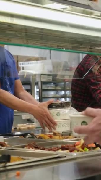 Kanada Vancouver 2024 Japońskie Jedzenie Tnt Nierozpoznawalne Ludzi Gotowanie Wybieranie — Wideo stockowe