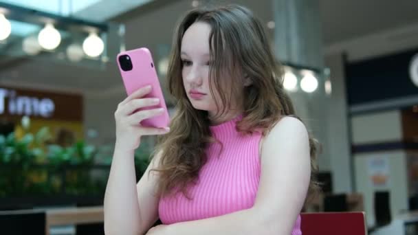 Menina Fala Com Amigos Line Telefone Transforma Para Mostrar Amigo — Vídeo de Stock