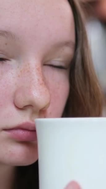 Genç Bir Kız Maço Kahvesinin Kokusunu Içine Çekiyor Nefis Bir — Stok video