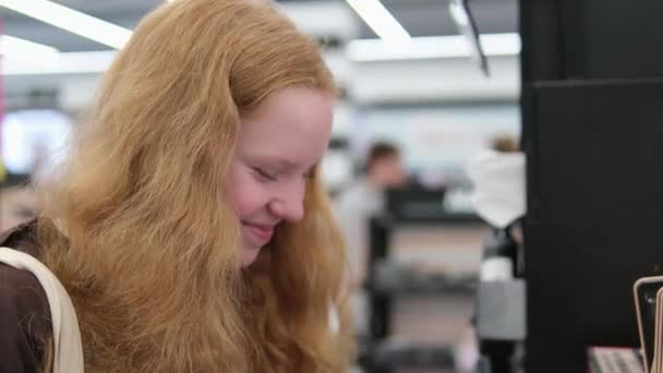 Mağazada Dudak Parlatıcısı Için Ruj Numunesi Seçiliyor Genç Kız Aynanın — Stok video