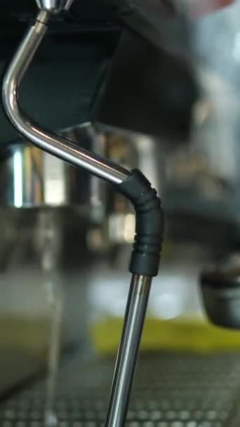 Close Slow Motion Van Grinder Vulling Gebrande Koffie Van Koffiezetapparaat — Stockvideo