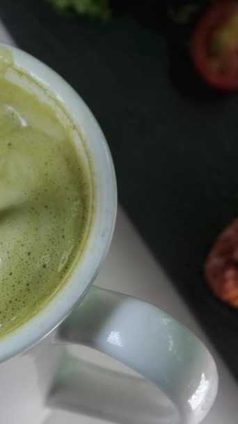 Mugg Matcha Latte Serveras Med Färska Croissanter Handen Tar Bort — Stockvideo