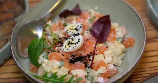 白いボウル 白い背景の卵 オリーブおよび野菜が付いているツナのサラダ ダイエット食品のコンセプト 高品質の4K映像 — ストック動画