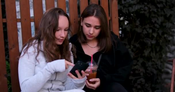 Joyeux Jeunes Femmes Regardent Des Images Drôles Dans Les Smartphones — Video