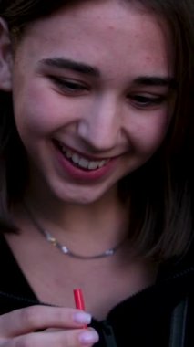 Neşeli genç kadınlar akıllı telefonlarda komik resimler izliyor, gülüyorlar, içkili gözlük takıyorlar. Yüksek kaliteli FullHD görüntüler