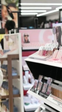 Sephora, büyük bir alışveriş merkezinin kozmetik mağazasının farklı markalarını boyuyor. Kadınlar kişisel bakım için güzel güzellik salonlarını seçiyor. Yüksek kalite Vancouver Kanada British Columbia 01.02.2024