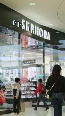 Sephora, büyük bir alışveriş merkezinin kozmetik mağazasının farklı markalarını boyuyor. Kadınlar kişisel bakım için güzel güzellik salonlarını seçiyor. Yüksek kalite Vancouver Kanada British Columbia 01.02.2024
