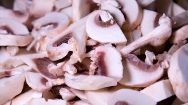 Yavaş çekimde kekik mantarlara dökülüyor. Yüksek kalite 4k görüntü