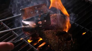 Alevli ızgarada pişmiş biftek. Yüksek kalite 4k görüntü