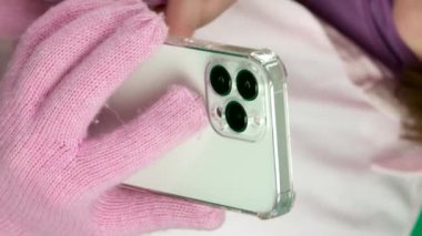 Kışın dışarıda telefonunu kullanan bir kadının yakın çekimi. Yüksek kalite 