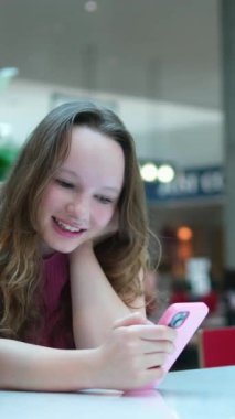 Asyalı kız ve arkadaş etnik Alman-Taylandlı alışveriş merkezinde akıllı telefon özçekimleri yapıyorlar. Yüksek kalite 4k görüntü