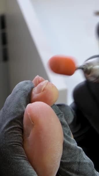 Педикюр Салоне Профессионального Мастера Заботится Очищает Ноги Крупным Планом Видео — стоковое видео