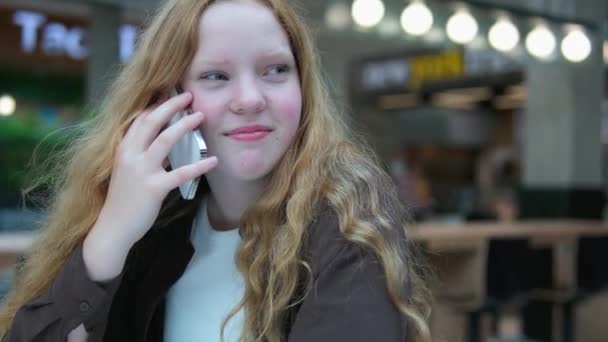 Chica Pelirroja Hablando Por Teléfono Pecas Piel Clara Sentado Cafetería — Vídeo de stock