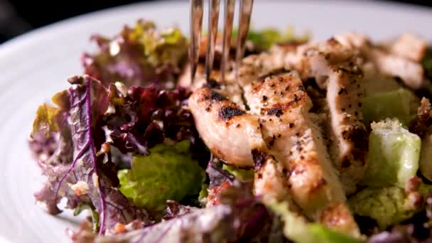 Yakın Plan Sezar Salatası Ahşap Masada Vişneli Domates Yüksek Kalite — Stok video