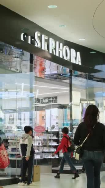 Sephora到一家大型购物中心的商店里 化妆品漆着不同品牌的年轻人 女人选择个人护理美容院买礼物 高质量的温哥华加拿大不列颠哥伦比亚省01 2024 — 图库视频影像