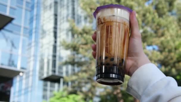 Vaso Bubble Tea Deliciosa Bebida Contra Telón Fondo Los Rascacielos — Vídeo de stock