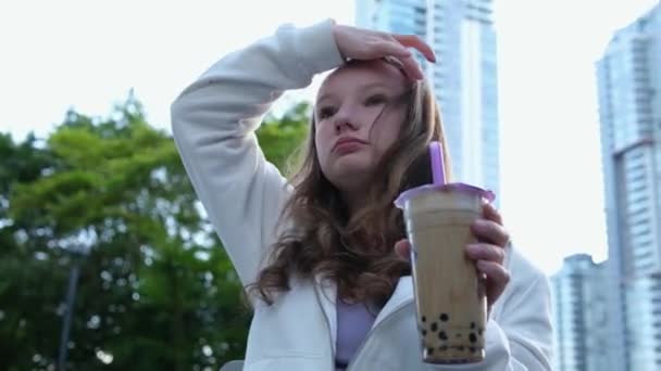 Sklenice Bubble Tea Lahodný Čaj Nápoj Pozadí Mrakodrapů Dívčí Podání — Stock video