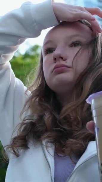 Bir Bardak Köpüklü Çay Kızların Sıkışarak Gökdelenlerin Arka Planına Karşı — Stok video