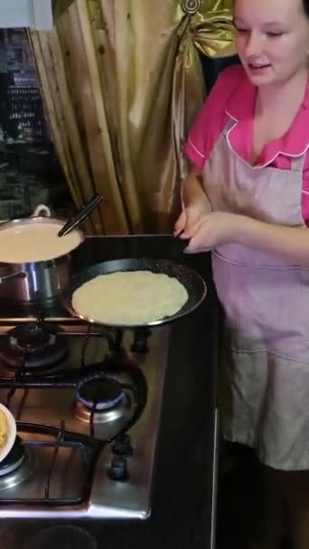 Cook Pancakes Home Frying Pan Pouring Batter Frying Pan Tossing — Stock Video