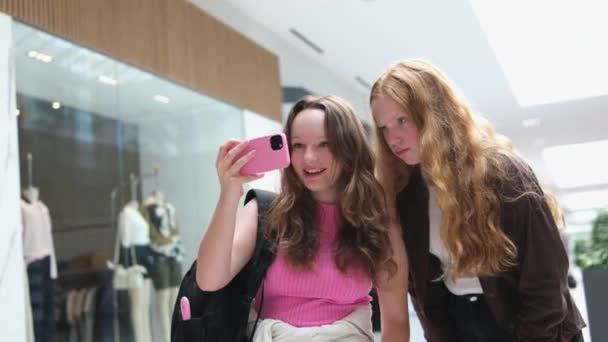 Счастливые Девушки Друзья Подростки Делая Селфи Магазине Торговом Центре Гуляя — стоковое видео