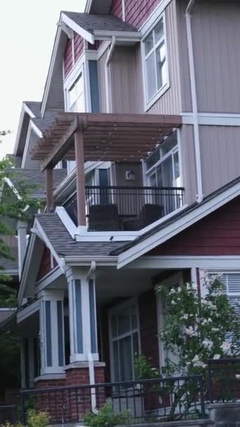 カスタムは 住宅街に3つのガレージドアを備えた大きな豪華な家を建てました バンクーバーサリー カナダの郊外 高品質で — ストック動画