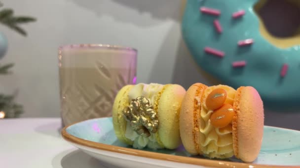 레스토랑 맛있는 아름다운 마카롱 유리에 코코아에 맛있는 거대한 도넛으로 배경에 — 비디오