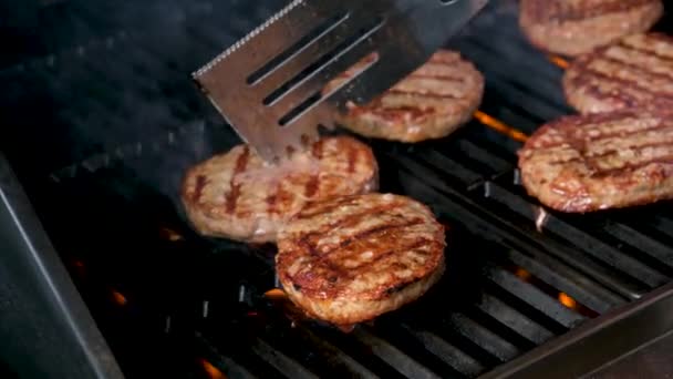 在外面的烤架上用香草和香料烤猪脖子 切出多汁的切片 高质量的4K镜头 — 图库视频影像